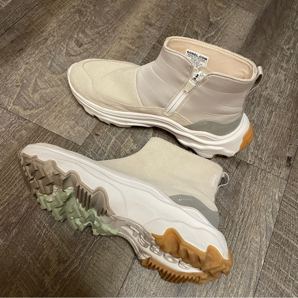 Sorel‎ Cream and Gray Winter Boots